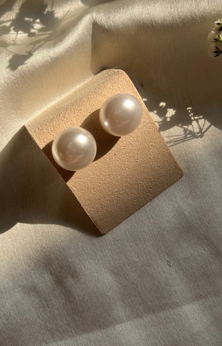 Shop pearl studs at Jewellery Lovers. Anti-tarnish, trendy & perfect for daily or festive wear. Free shipping available. jewellerylovers