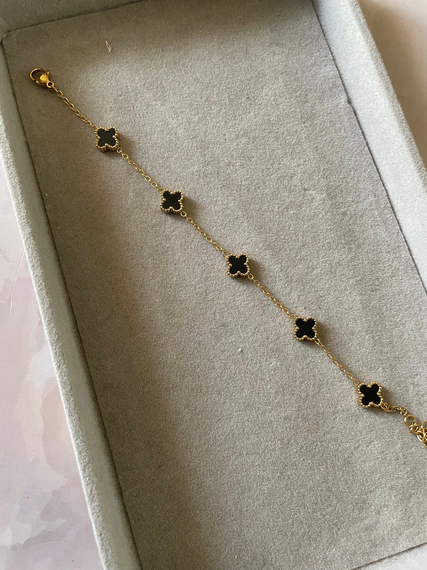 Shop vancleef small flower bracelet at Jewellery Lovers. Anti-tarnish, trendy & perfect for daily or festive wear. Free shipping available. jewellerylovers