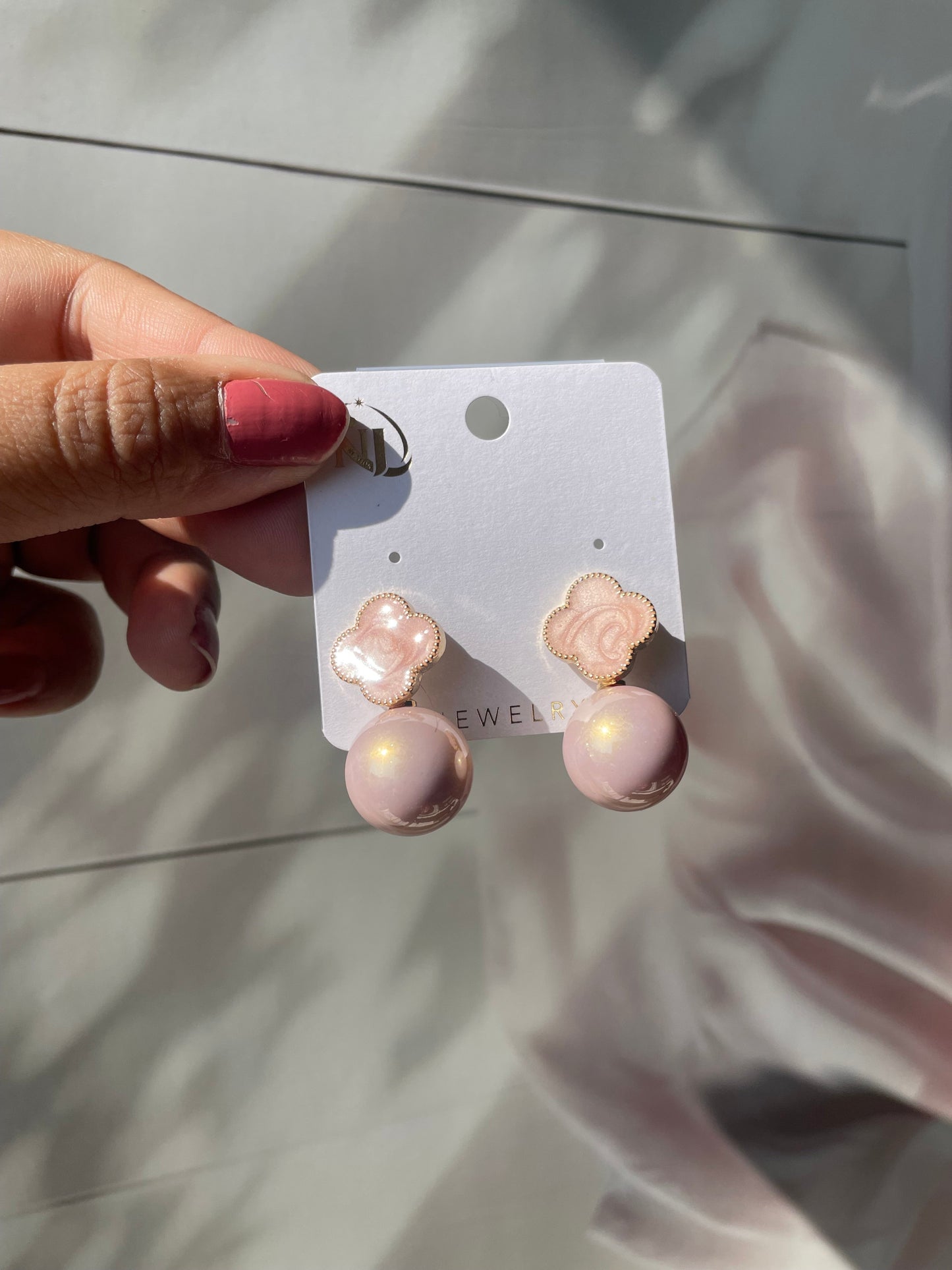 Shop daisy tops at Jewellery Lovers. Anti-tarnish, trendy & perfect for daily or festive wear. Free shipping available. jewellerylovers