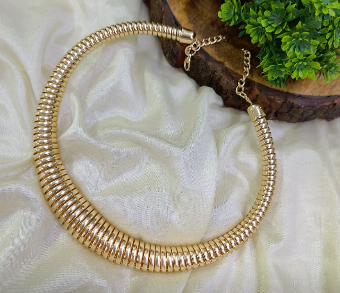 Shop broad hasli necklace at Jewellery Lovers. Anti-tarnish, trendy & perfect for daily or festive wear. Free shipping available. jewellerylovers