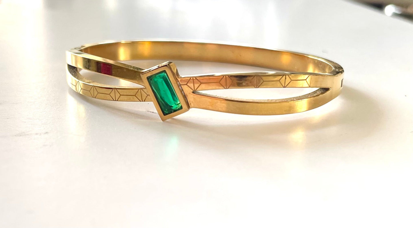 Shop green stone bangle at Jewellery Lovers. Anti-tarnish, trendy & perfect for daily or festive wear. Free shipping available. jewellerylovers