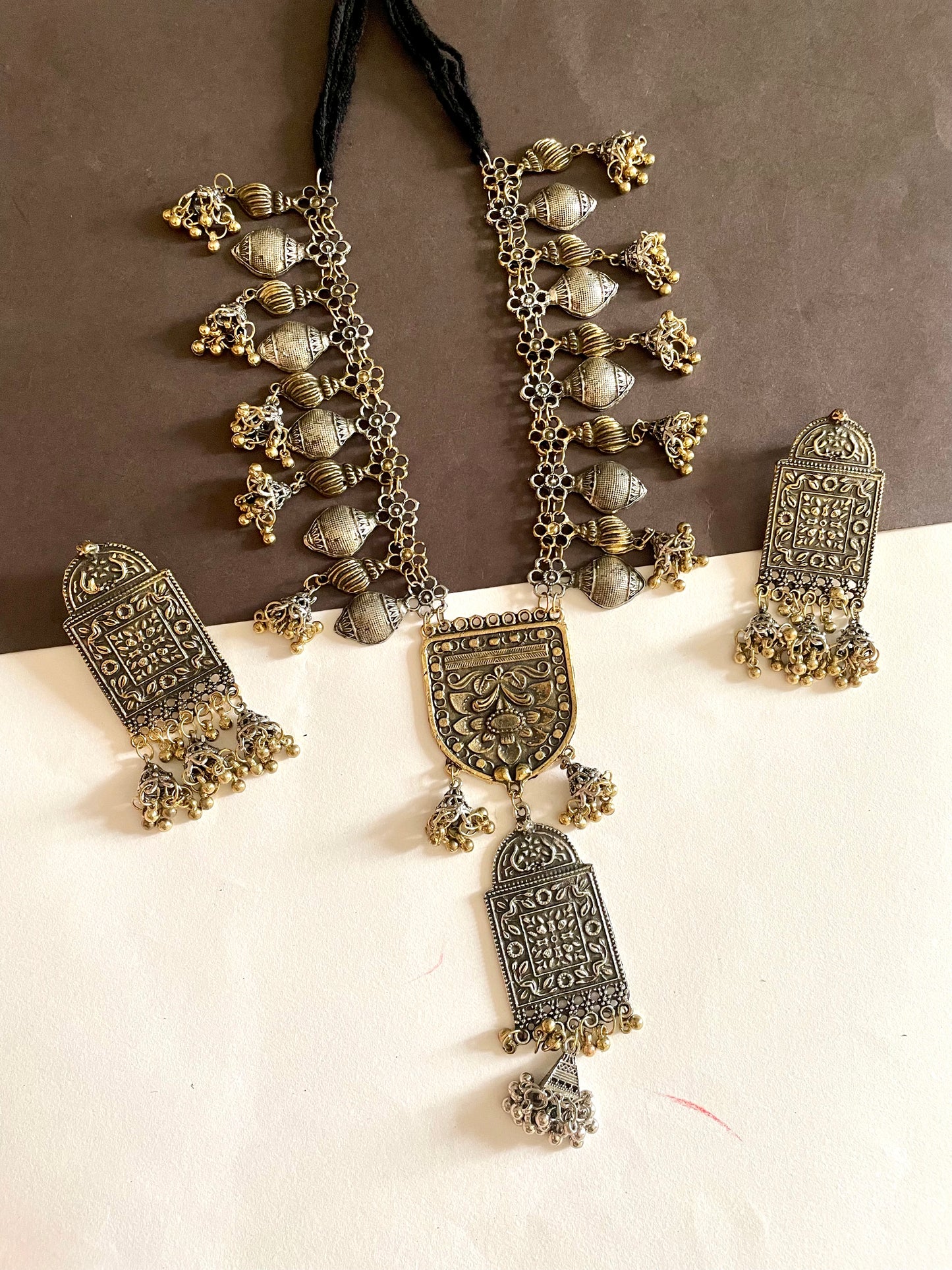 Dual shade necklace set with earrings