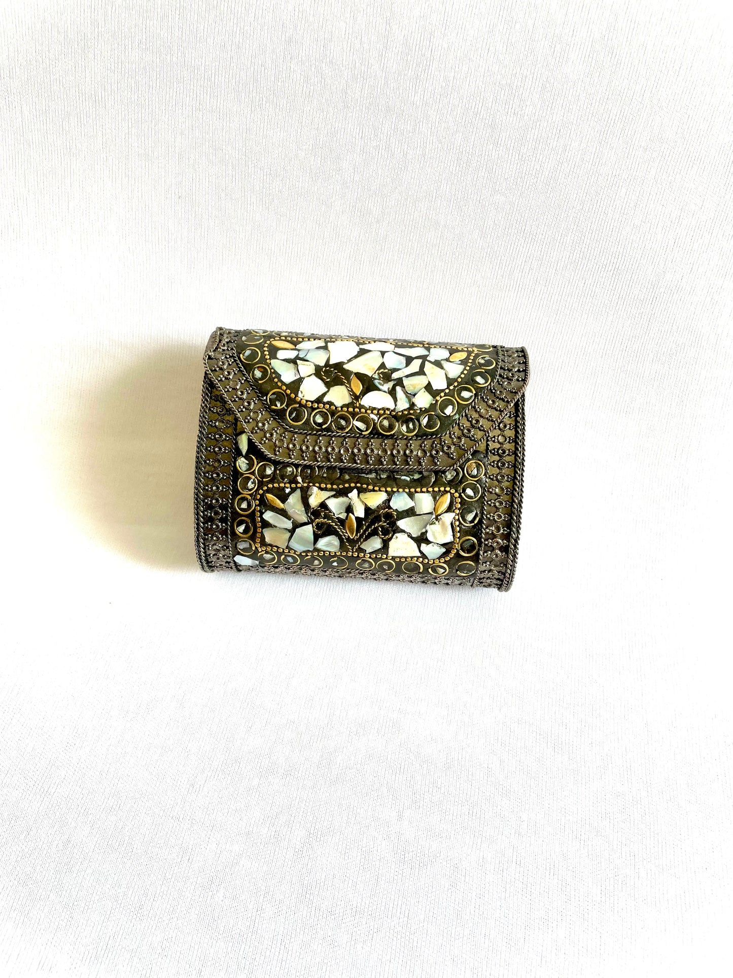 Shop silver stone sling bag at Jewellery Lovers. Anti-tarnish, trendy & perfect for daily or festive wear. Free shipping available. jewellerylovers