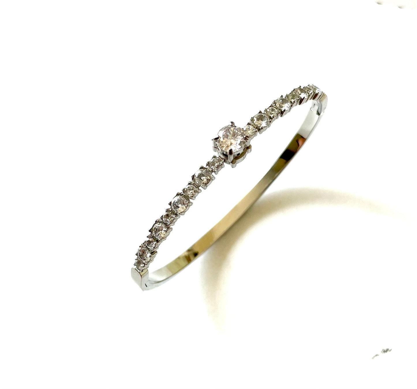 Shop stone bracelet at Jewellery Lovers. Anti-tarnish, trendy & perfect for daily or festive wear. Free shipping available. jewellerylovers