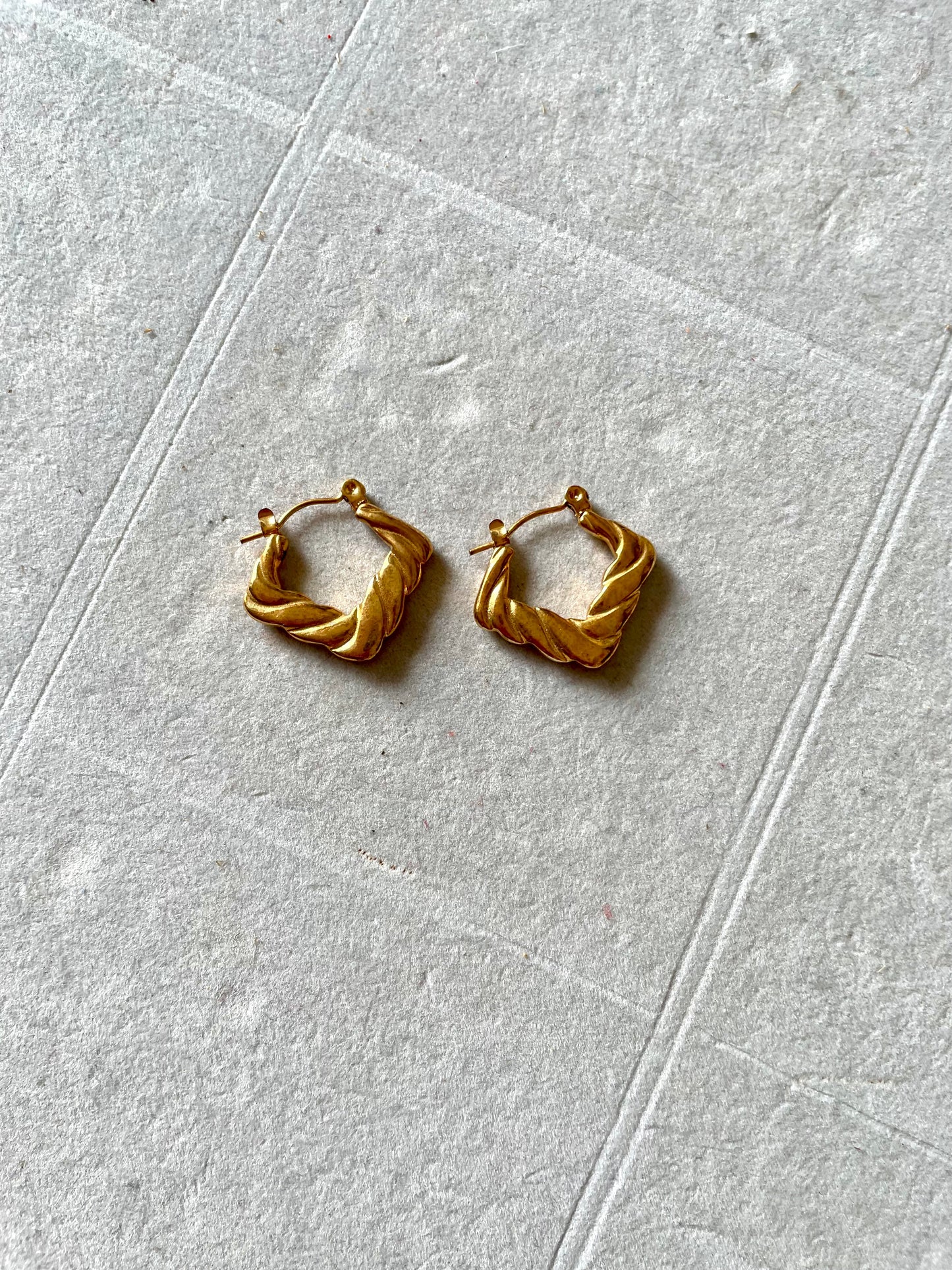 Shop hoops at Jewellery Lovers. Anti-tarnish, trendy & perfect for daily or festive wear. Free shipping available. jewellerylovers