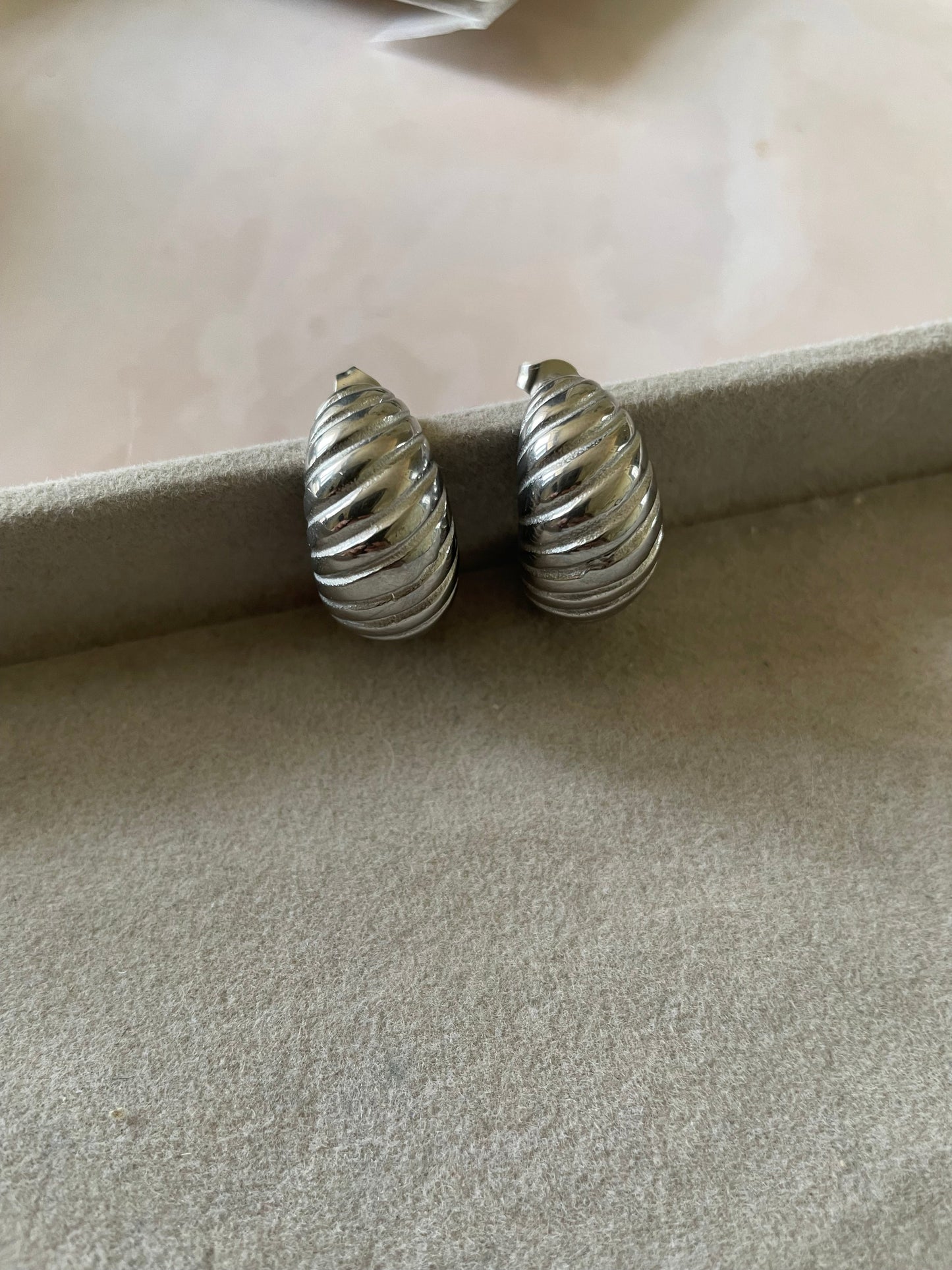 Shop wavy hoops at Jewellery Lovers. Anti-tarnish, trendy & perfect for daily or festive wear. Free shipping available. jewellerylovers