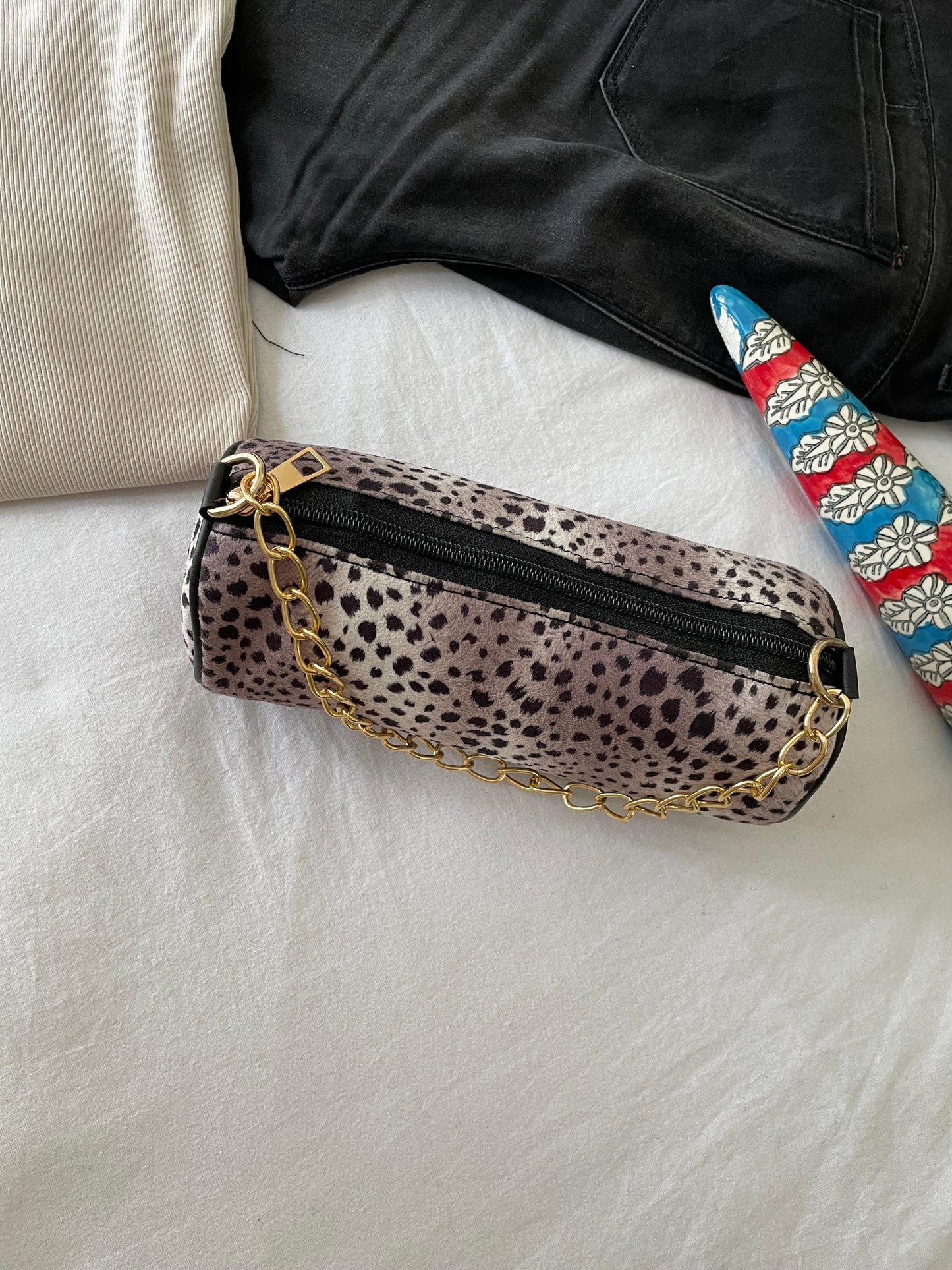 Shop cylindrical sling bag at Jewellery Lovers. Anti-tarnish, trendy & perfect for daily or festive wear. Free shipping available. jewellerylovers