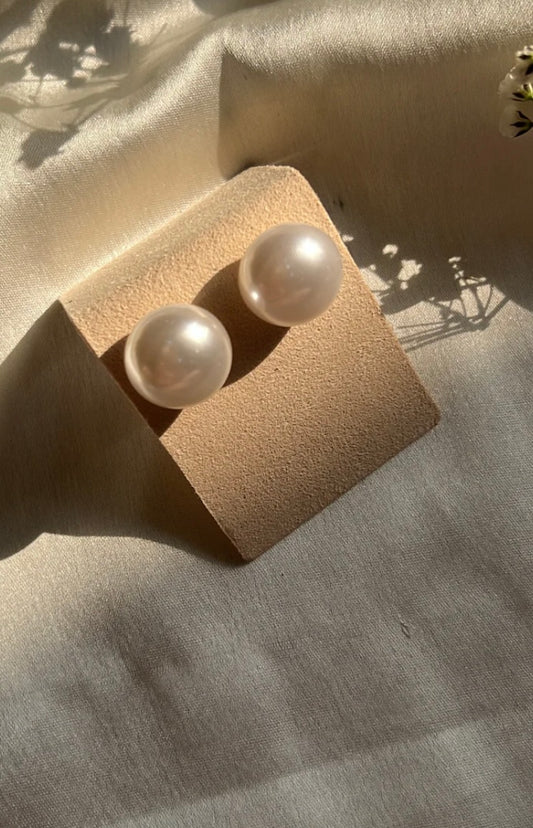 Pearl studs