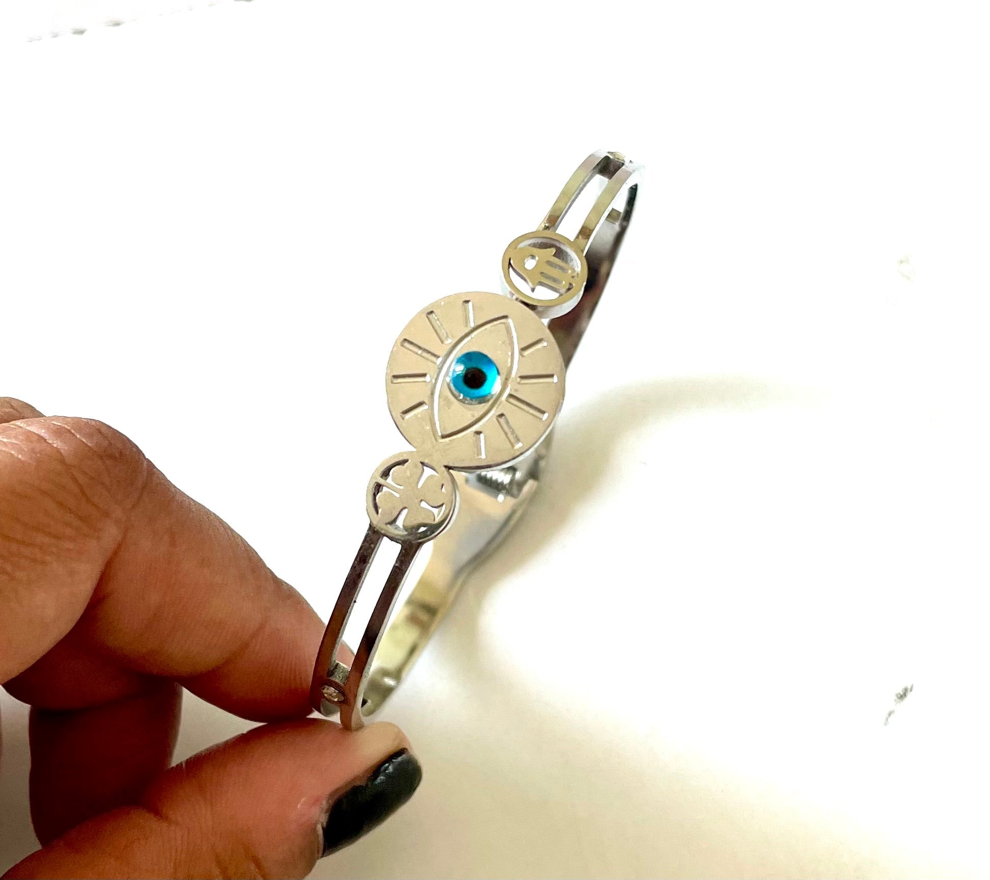 Shop evil eye silver bracelet at Jewellery Lovers. Anti-tarnish, trendy & perfect for daily or festive wear. Free shipping available. jewellerylovers