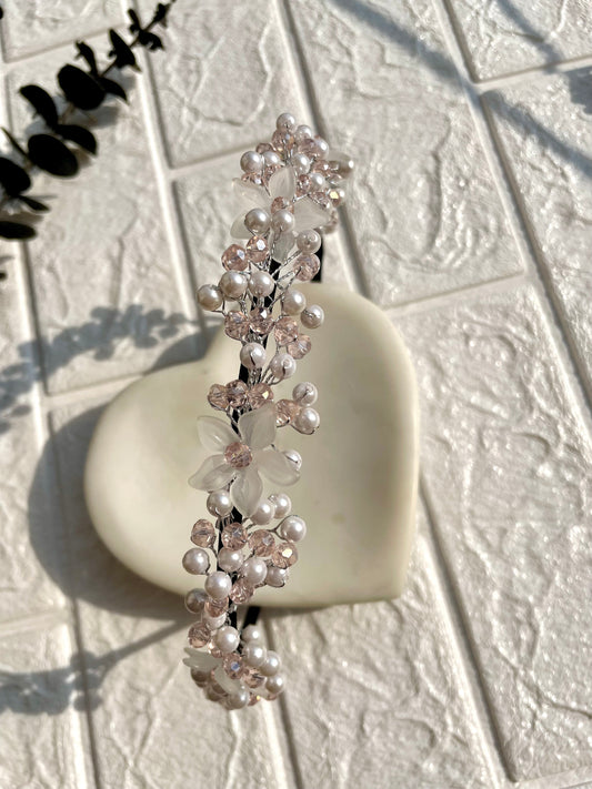 Shop golden flower leafy hair band at Jewellery Lovers. Anti-tarnish, trendy & perfect for daily or festive wear. Free shipping available. jewellerylovers