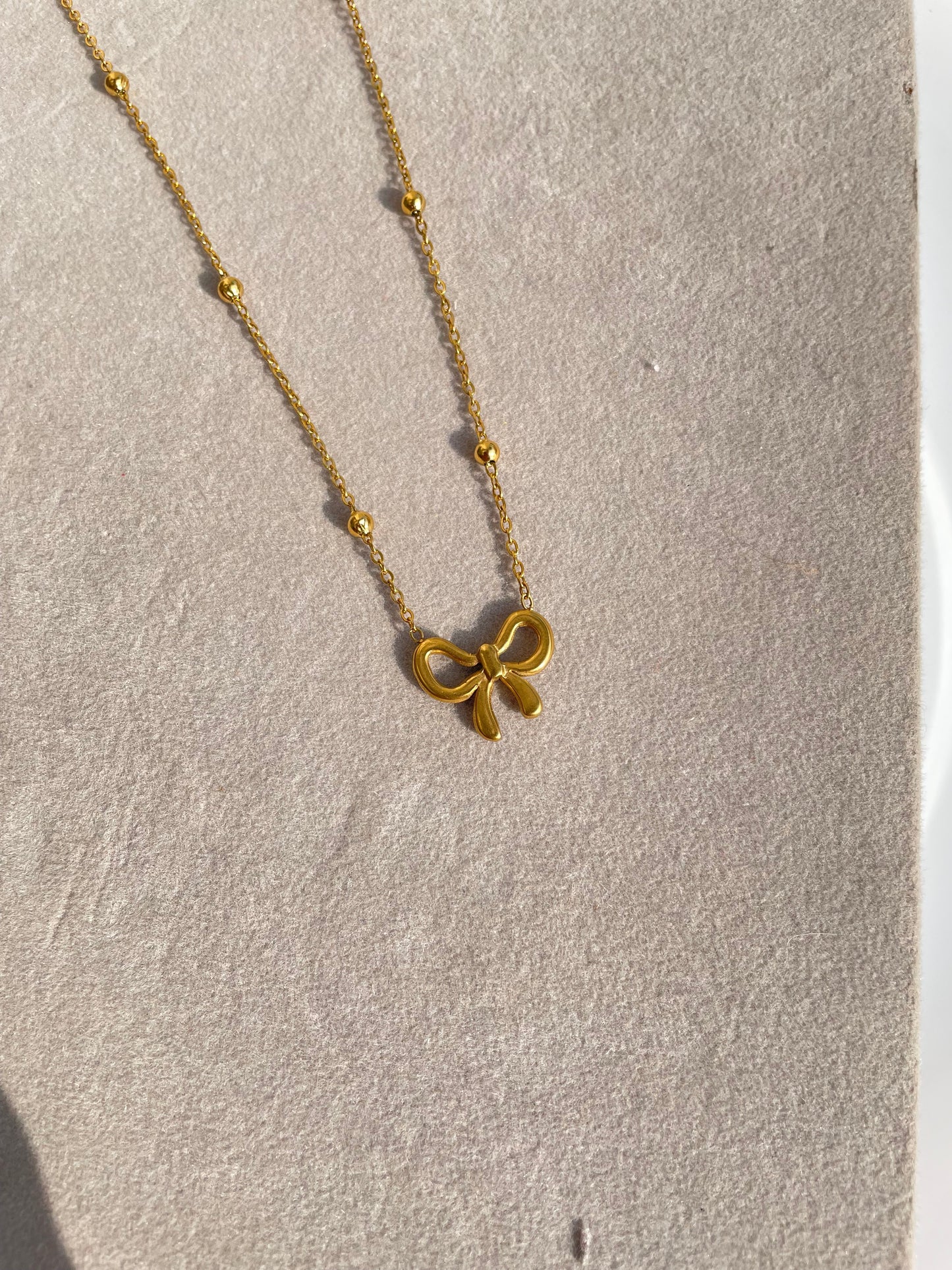 Bow necklace