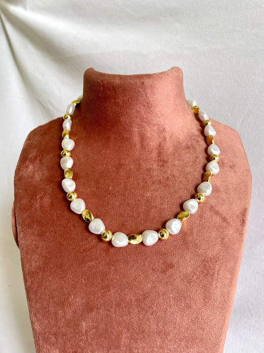 White and gold beads necklace