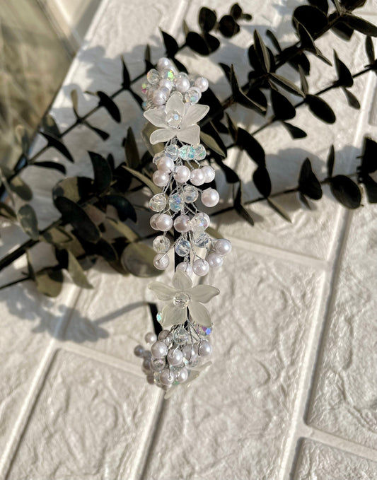 Shop flower hair accessorie at Jewellery Lovers. Anti-tarnish, trendy & perfect for daily or festive wear. Free shipping available. jewellerylovers