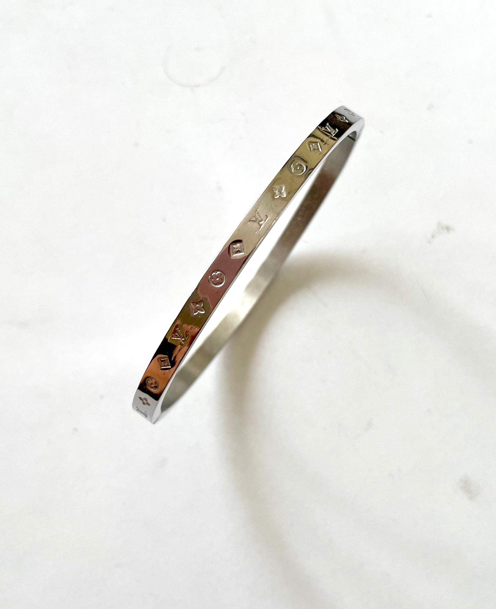 Shop thin layer bangle at Jewellery Lovers. Anti-tarnish, trendy & perfect for daily or festive wear. Free shipping available. jewellerylovers