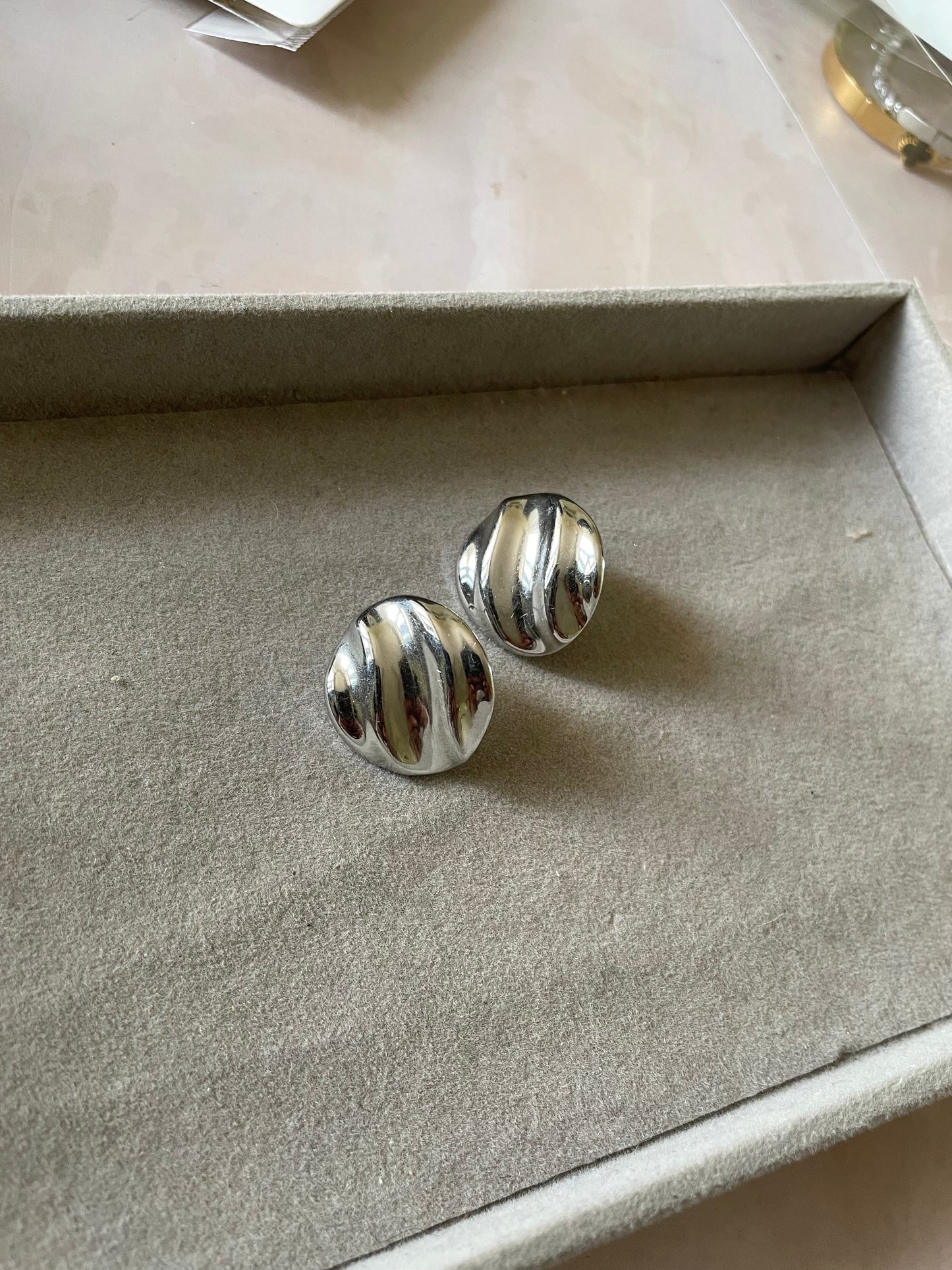 Silveroval studs