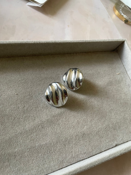 Silveroval studs