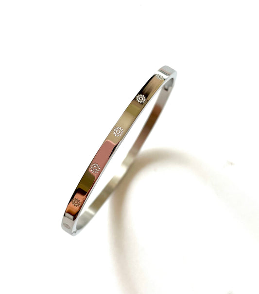 Shop thin flowery bangle at Jewellery Lovers. Anti-tarnish, trendy & perfect for daily or festive wear. Free shipping available. jewellerylovers