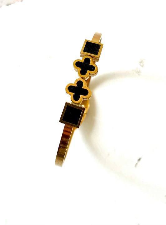 Vancleef famous bracelet