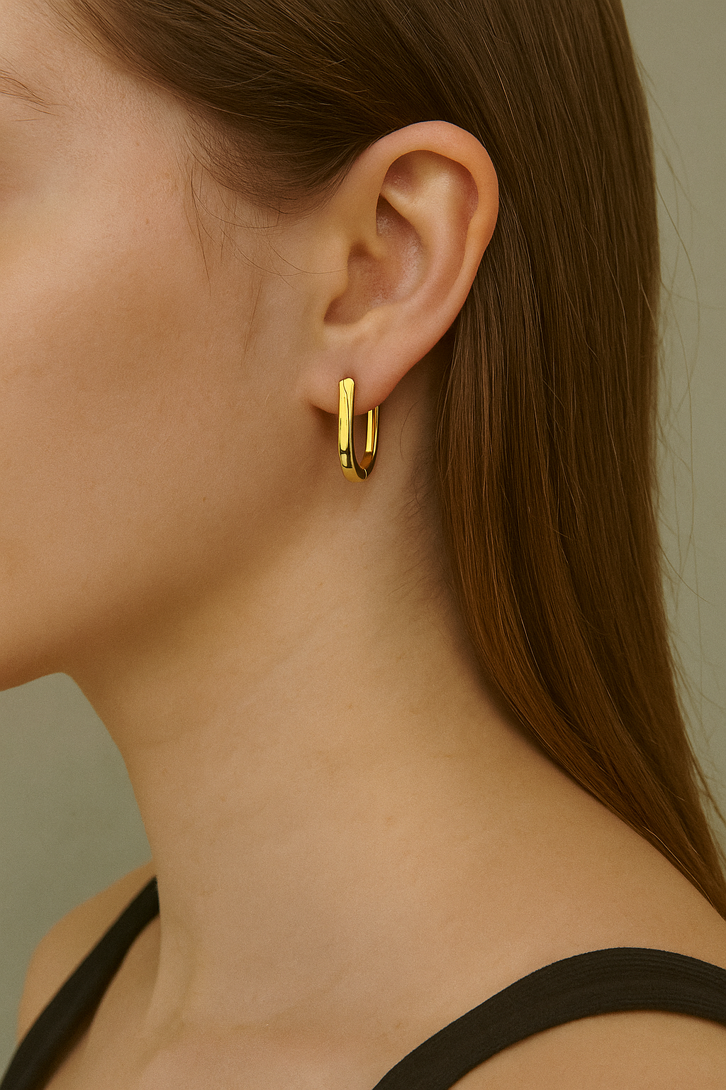 Shop glossy gold curved hoop earrings- sleek and minimal u- shaped design at Jewellery Lovers. Anti-tarnish, trendy & perfect for daily or festive wear. Free sh jewellerylovers