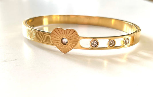 Shop heart stone bangle at Jewellery Lovers. Anti-tarnish, trendy & perfect for daily or festive wear. Free shipping available. jewellerylovers