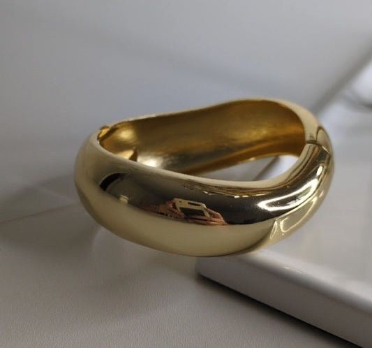 Shop curvy gold cuff at Jewellery Lovers. Anti-tarnish, trendy & perfect for daily or festive wear. Free shipping available. jewellerylovers