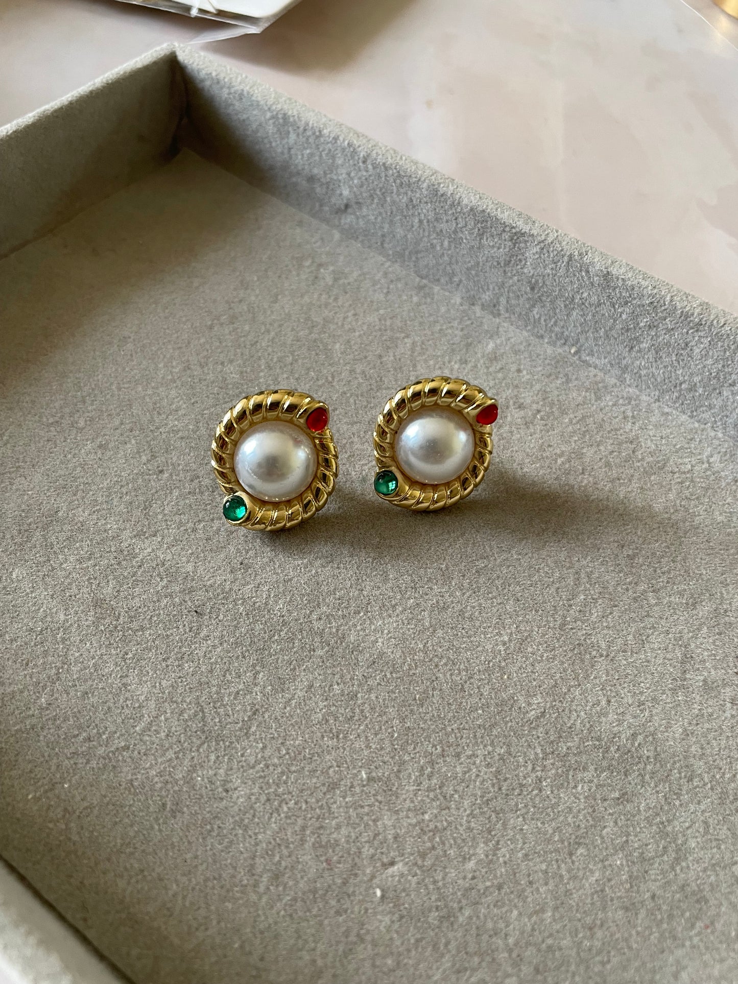 Pearl studs
