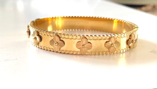 Shop daisy bangle at Jewellery Lovers. Anti-tarnish, trendy & perfect for daily or festive wear. Free shipping available. jewellerylovers