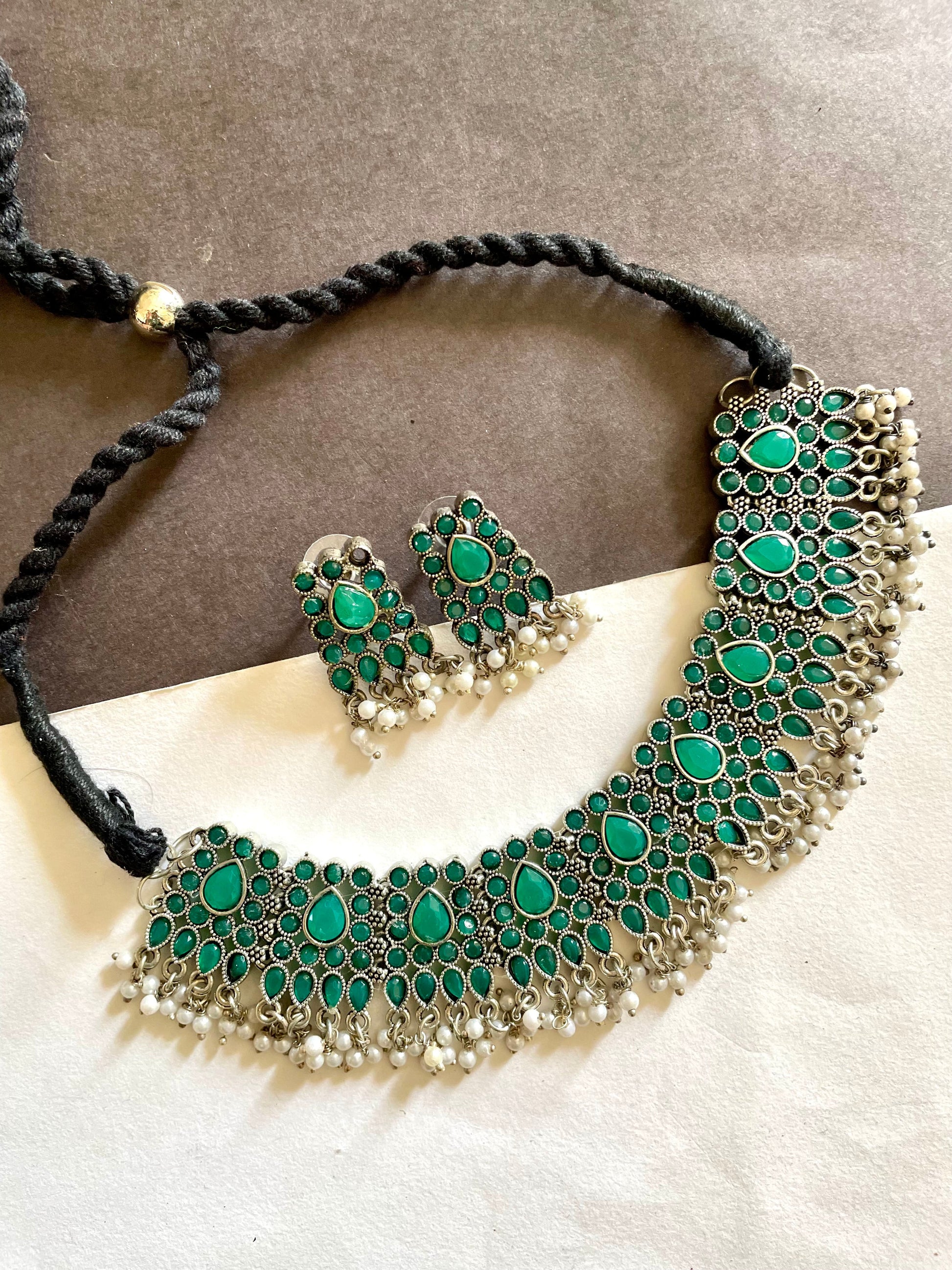 Shop green kundan stone necklace at Jewellery Lovers. Anti-tarnish, trendy & perfect for daily or festive wear. Free shipping available. jewellerylovers