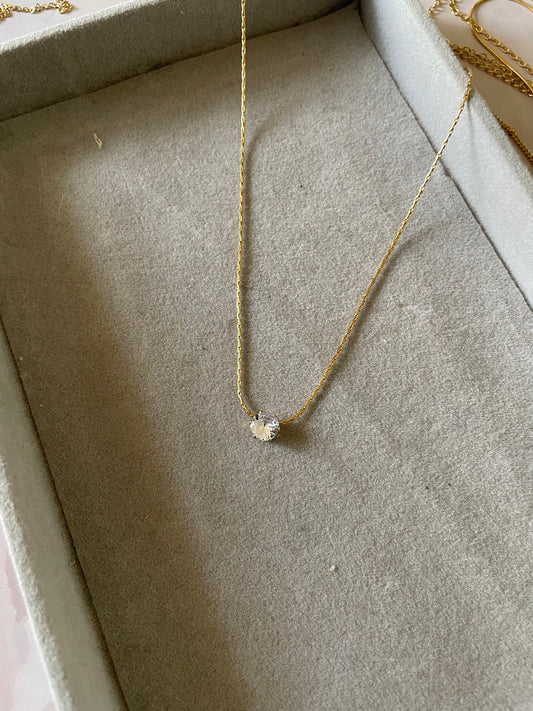 Mini pearl single stone necklace