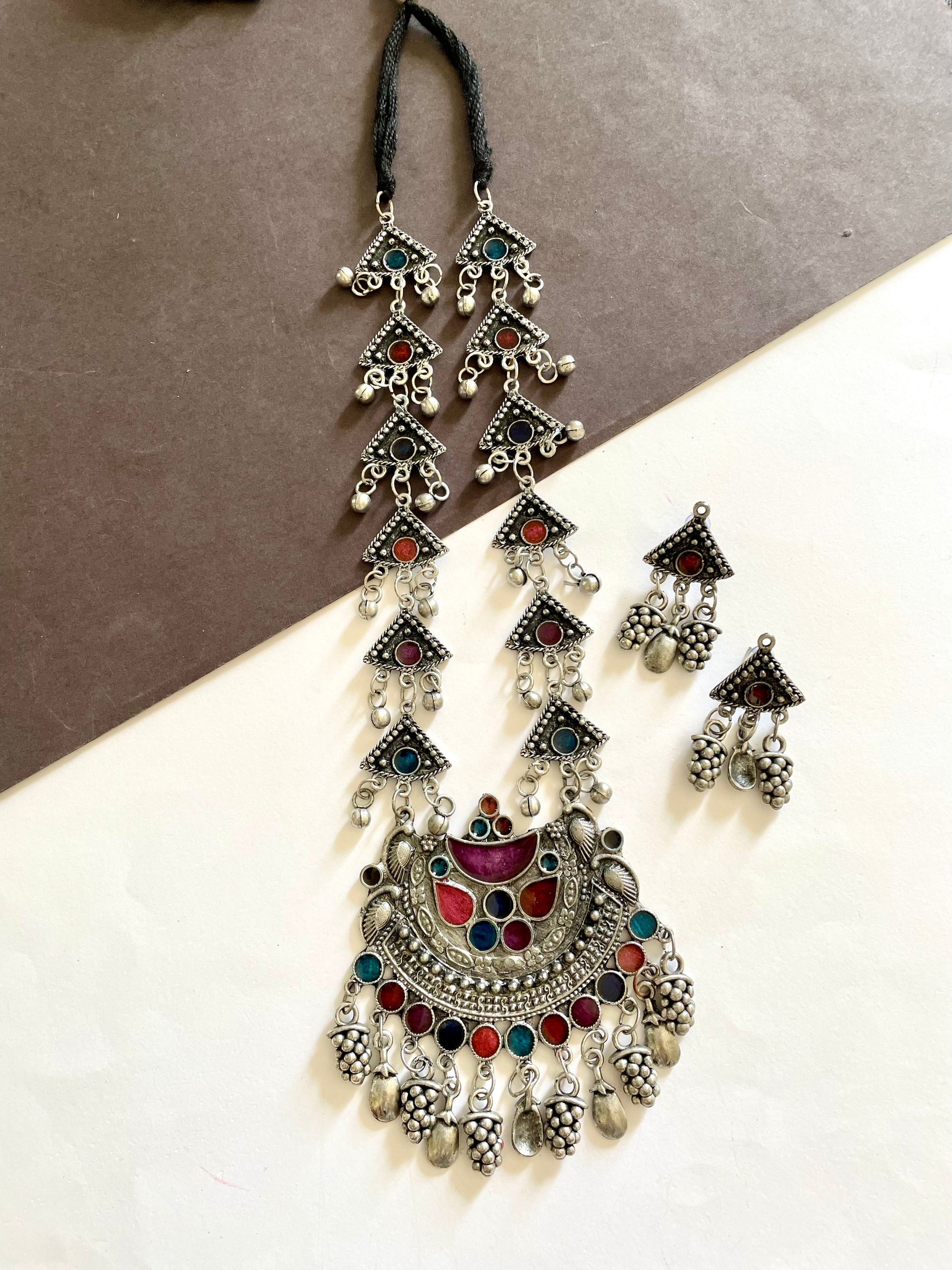 Shop beautiful multicolour necklace with earrings at Jewellery Lovers. Anti-tarnish, trendy & perfect for daily or festive wear. Free shipping available. jewellerylovers