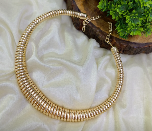 Shop broad hasli necklace at Jewellery Lovers. Anti-tarnish, trendy & perfect for daily or festive wear. Free shipping available. jewellerylovers