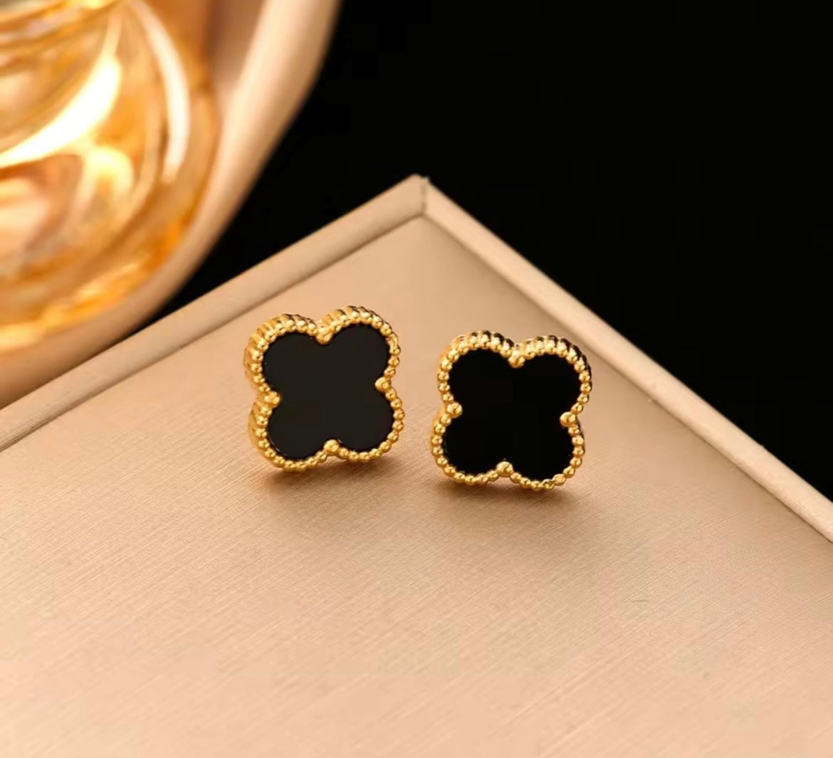 Shop daisy earrings at Jewellery Lovers. Anti-tarnish, trendy & perfect for daily or festive wear. Free shipping available. jewellerylovers