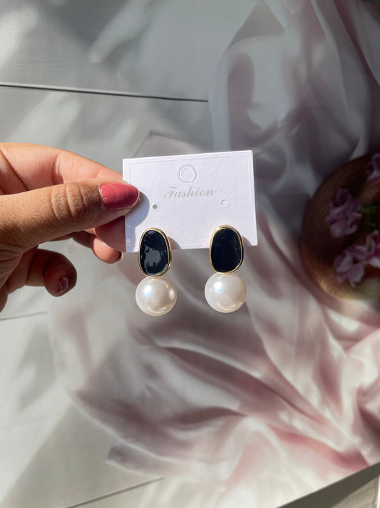Shop daisy studs at Jewellery Lovers. Anti-tarnish, trendy & perfect for daily or festive wear. Free shipping available. jewellerylovers