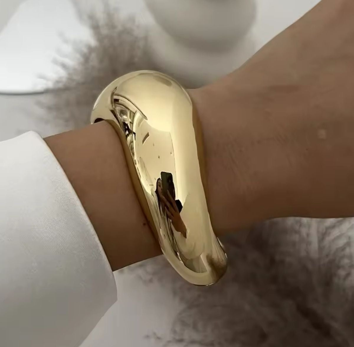 Shop curvy gold cuff at Jewellery Lovers. Anti-tarnish, trendy & perfect for daily or festive wear. Free shipping available. jewellerylovers