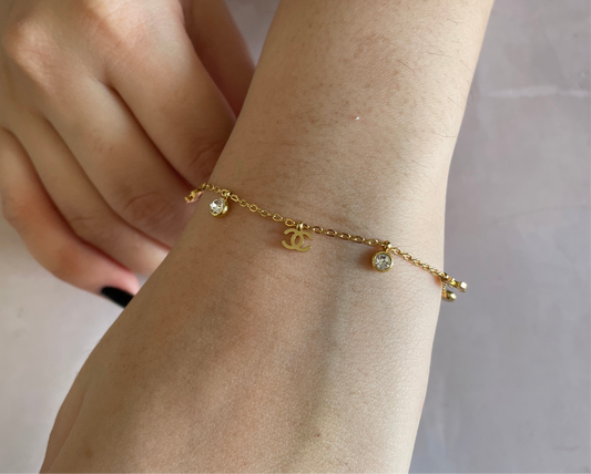 Shop brand inspired beaded bracelet at Jewellery Lovers. Anti-tarnish, trendy & perfect for daily or festive wear. Free shipping available. jewellerylovers