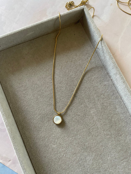 Round stone necklace