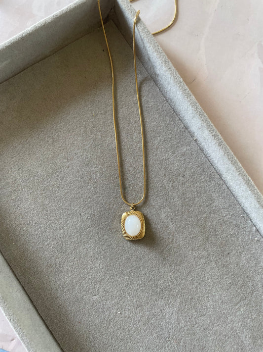 Single stone necklace