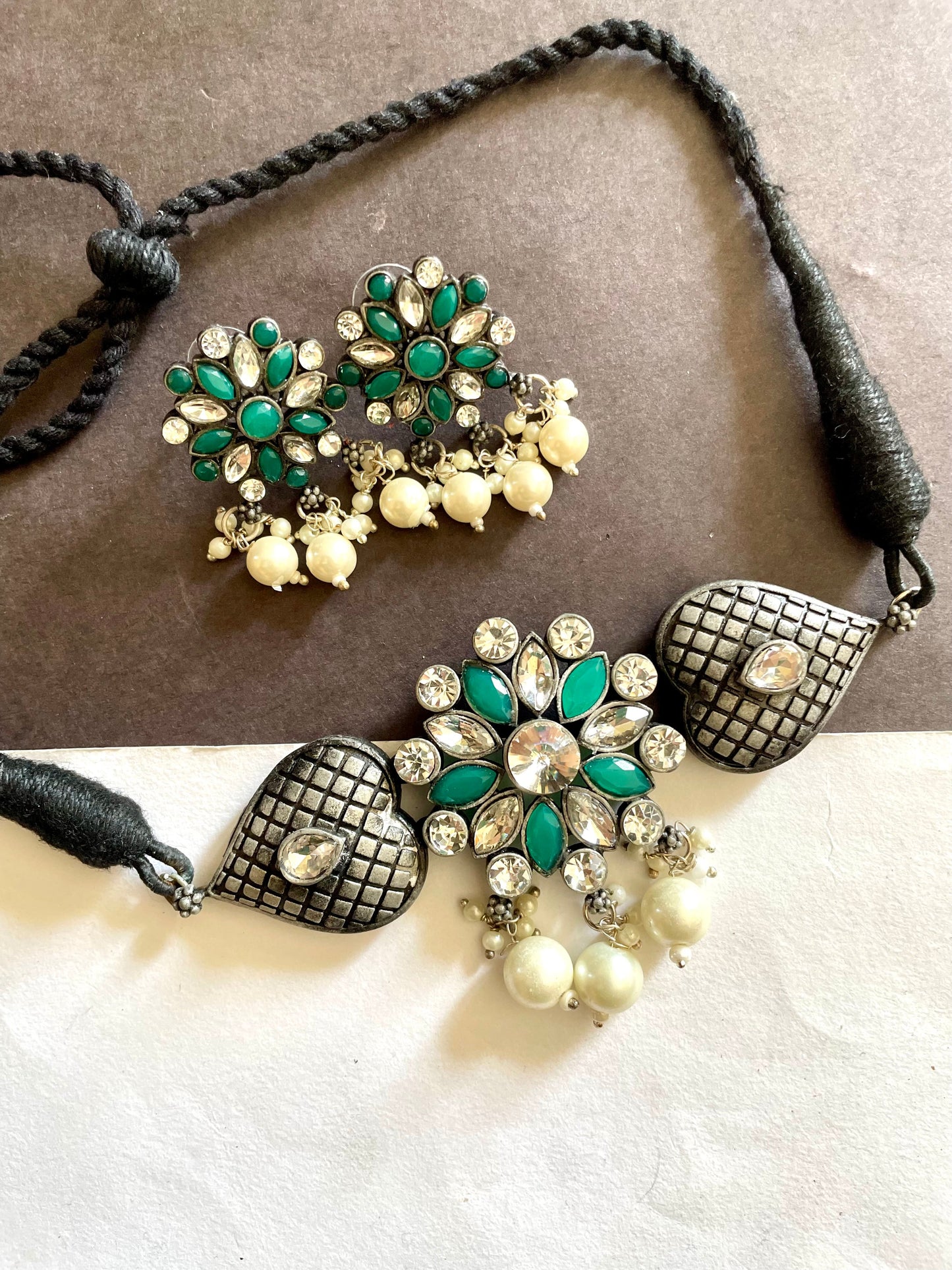 Shop kundan stone flower choker set at Jewellery Lovers. Anti-tarnish, trendy & perfect for daily or festive wear. Free shipping available. jewellerylovers