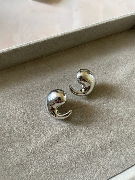 Toing earrings