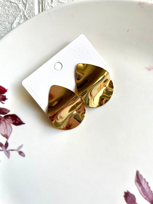 Shop golden studs at Jewellery Lovers. Anti-tarnish, trendy & perfect for daily or festive wear. Free shipping available. jewellerylovers