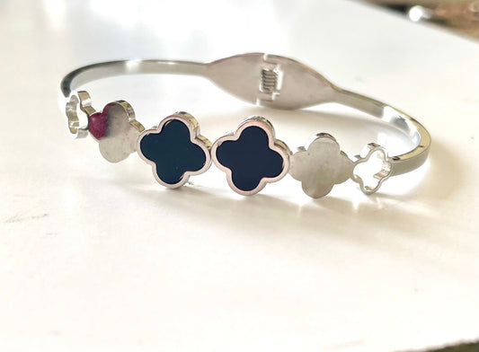 Shop daisy bangle at Jewellery Lovers. Anti-tarnish, trendy & perfect for daily or festive wear. Free shipping available. jewellerylovers