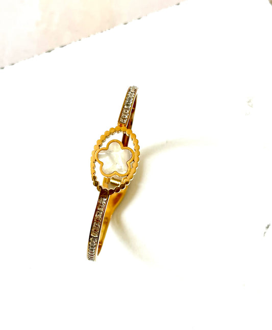 Daisy flower bracelet