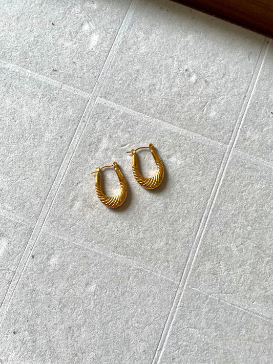 Shop hoops at Jewellery Lovers. Anti-tarnish, trendy & perfect for daily or festive wear. Free shipping available. jewellerylovers