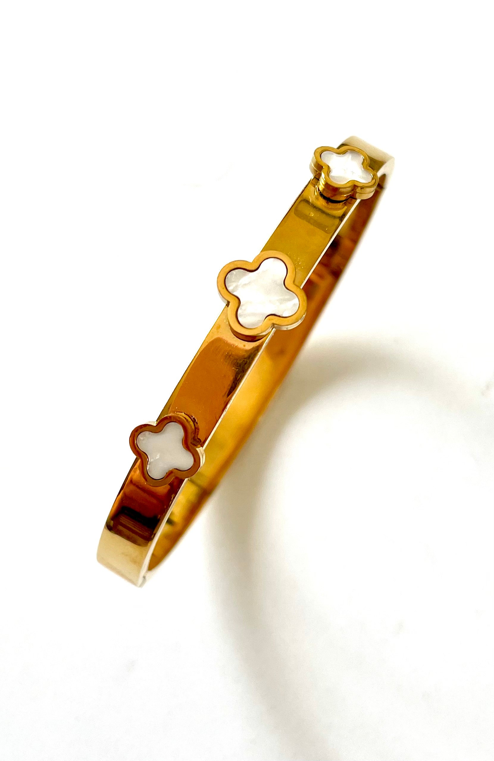 Shop daisy bangle at Jewellery Lovers. Anti-tarnish, trendy & perfect for daily or festive wear. Free shipping available. jewellerylovers