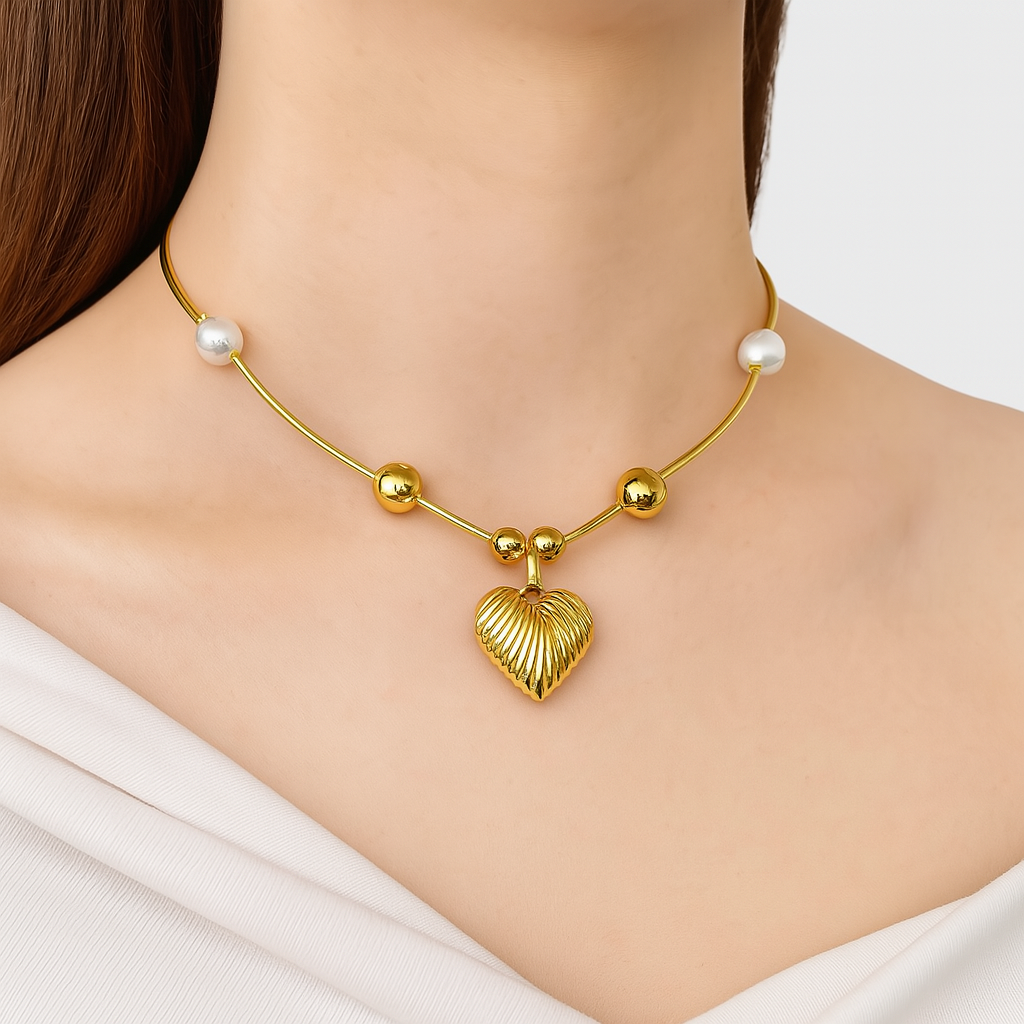 Heart shape goldnecklace | Necklace by Jewellery Lovers jewellerylovers