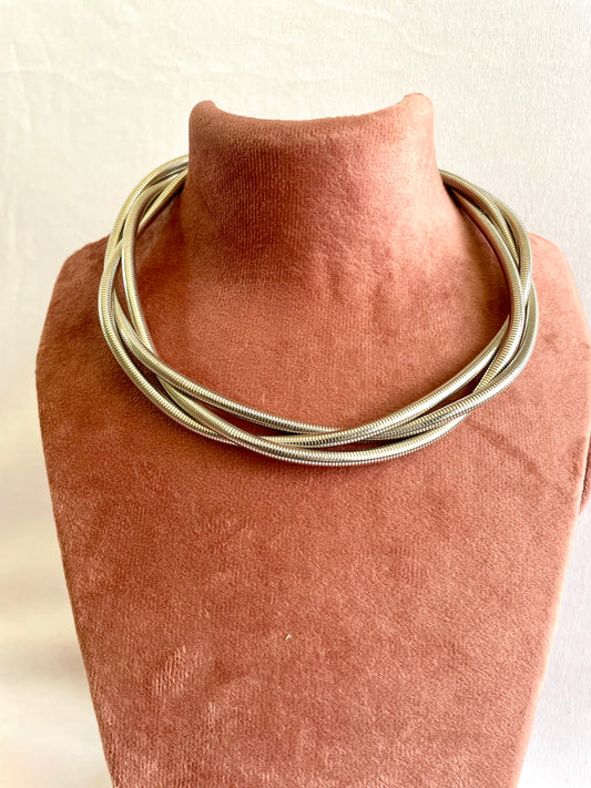 Silver twisted hasli