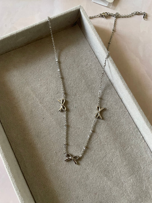 Bow necklace