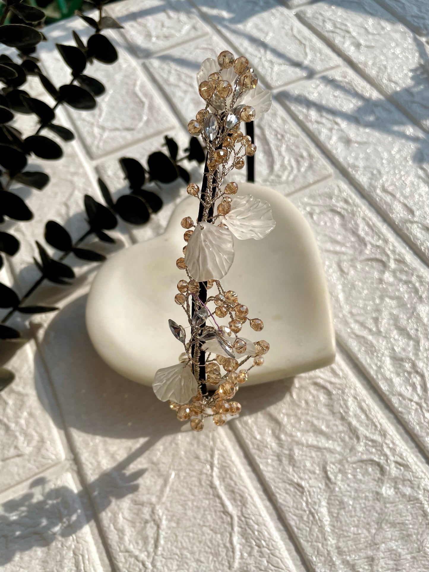 Shop leafy hair band at Jewellery Lovers. Anti-tarnish, trendy & perfect for daily or festive wear. Free shipping available. jewellerylovers