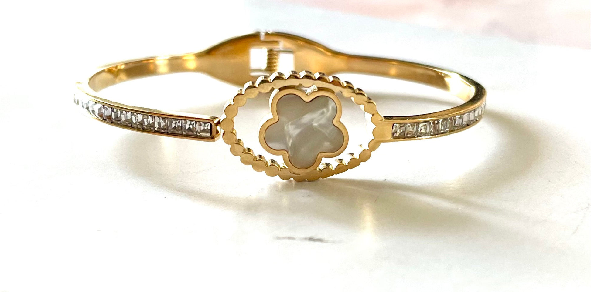 Shop daisy flower bracelet at Jewellery Lovers. Anti-tarnish, trendy & perfect for daily or festive wear. Free shipping available. jewellerylovers