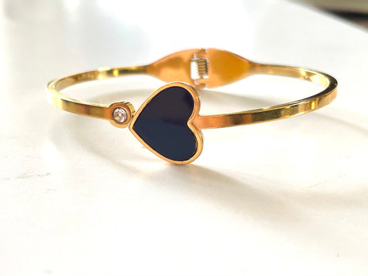 Shop heart bangle at Jewellery Lovers. Anti-tarnish, trendy & perfect for daily or festive wear. Free shipping available. jewellerylovers